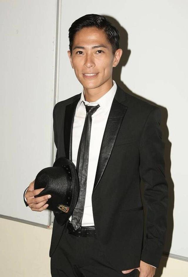 角(又名t two),剧中他饰演的是一名卧底,更是社团老大莫一烈的干儿子