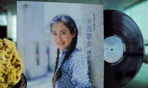 当年 18 岁的她与黎明合作的《天涯歌女》完全是本色出演,剧中众多的