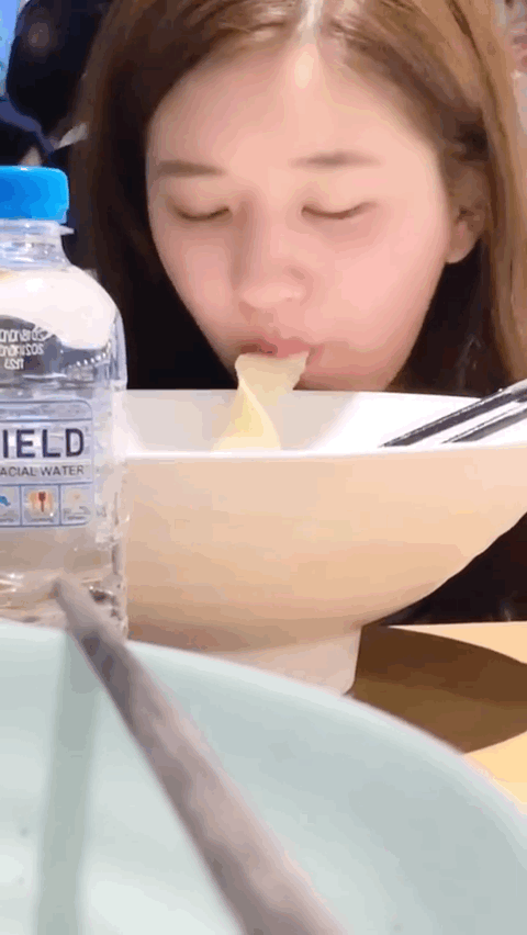 有时候叉哥看赵露思的采访,感觉她自己都能演一出单口相声,尤其配着