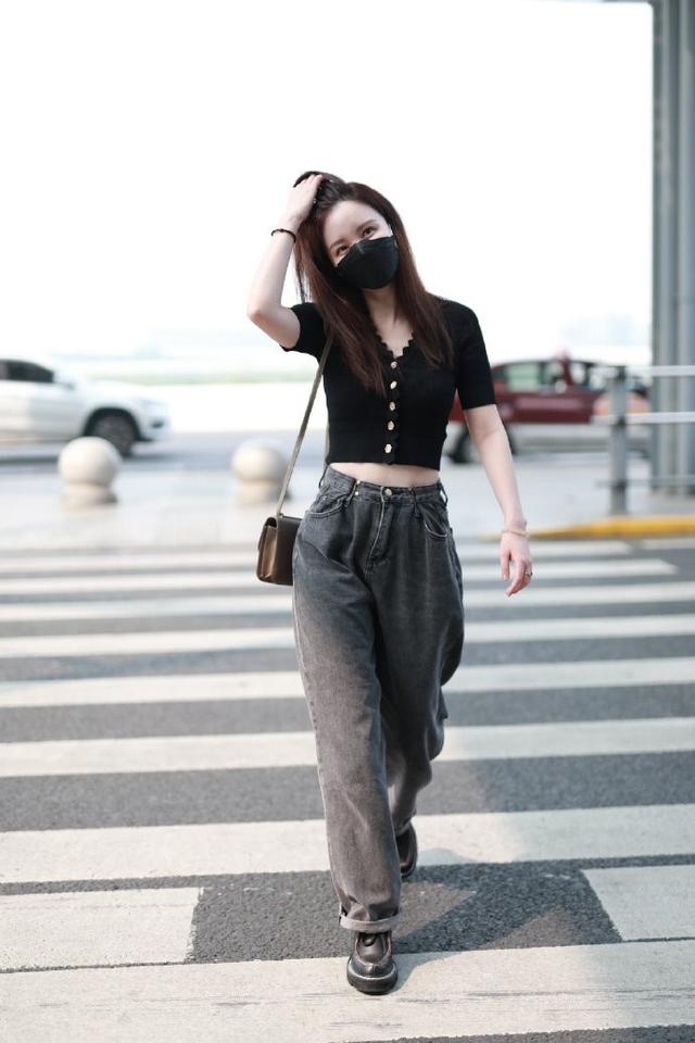 王丽坤录乘风破浪女团舞跳多了走路都甩着两只手蛮腰真赞