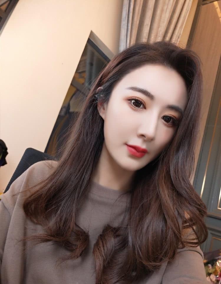 薇娅自曝以前是女团成员,我不信,多年前照片曝光,我自闭了!