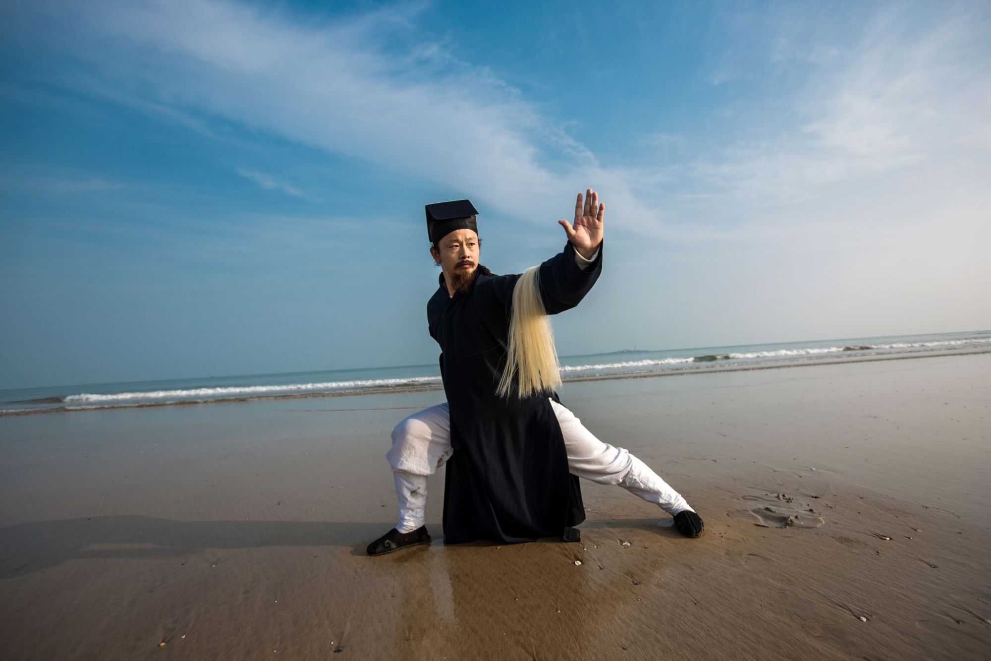 武当陈师行道长真实且可爱!悬空劈砖失利称我好难,视频仍发网上