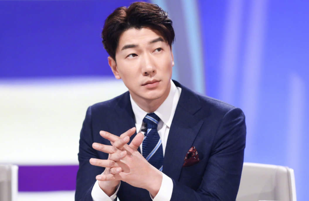 张亮为女儿庆生晒小公主可爱侧影无意曝光自家超大客厅