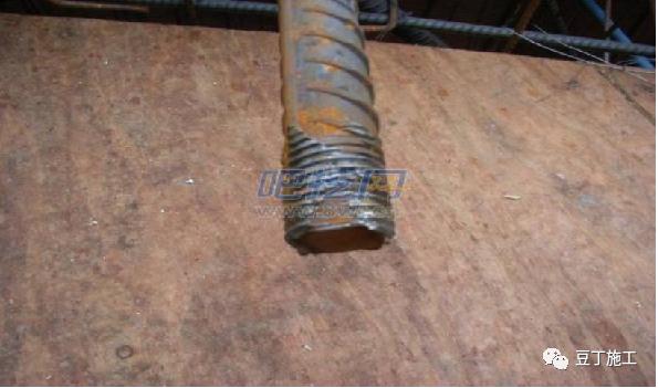 丝口不平,断丝丝头外露过长,端部马蹄形,未加保护帽2,接头质量合格