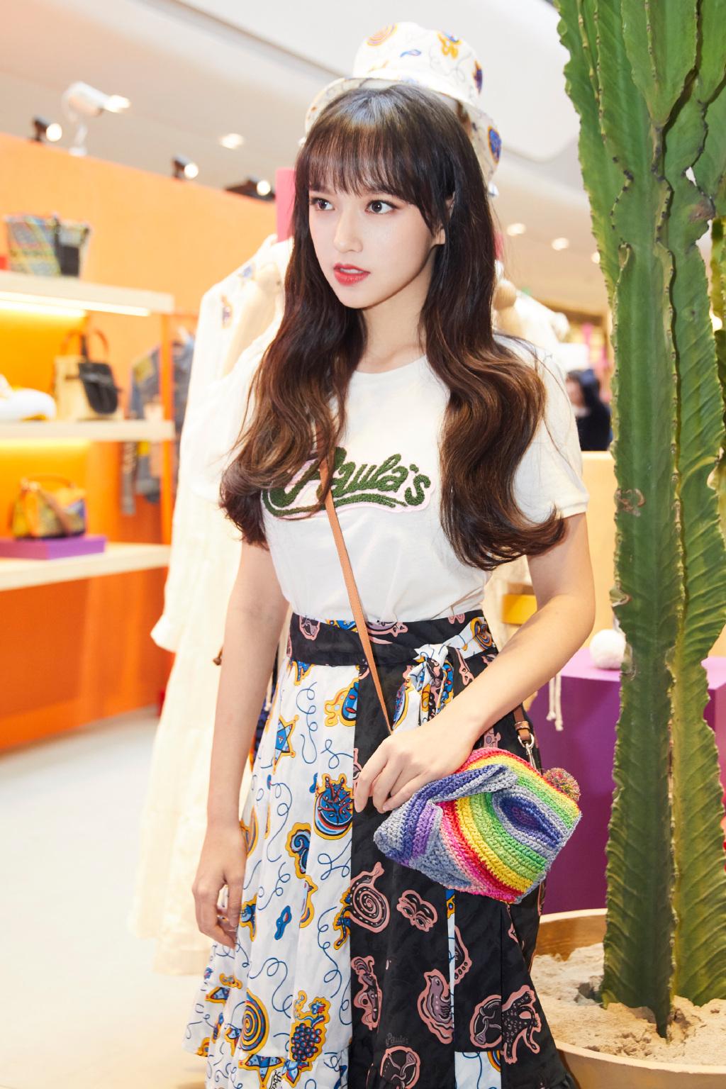 学学程潇,"鲜花妆"自带神秘感,配蕾丝边紫色衬衣,复古迷人