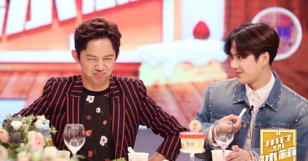 王嘉尔白敬亭互量腰围