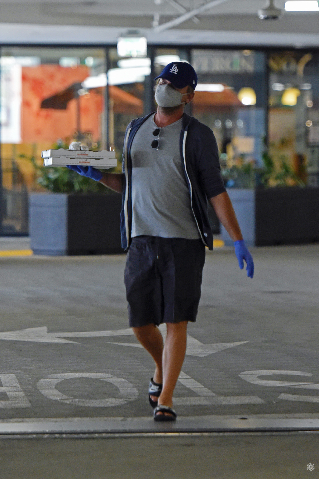 又胖了!46岁"小李子"莱昂纳多出门购物,小推车装满高热量食物