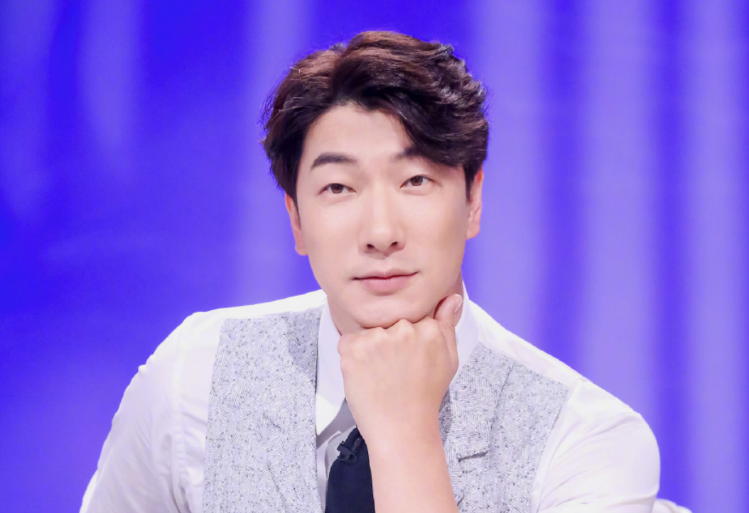 张亮为女儿庆生晒小公主可爱侧影无意曝光自家超大客厅