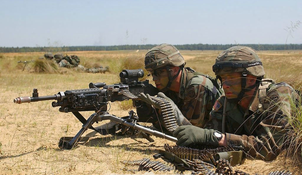 打仗的时候,为啥新兵疯狂带弹药,老兵却绝不会这么做?