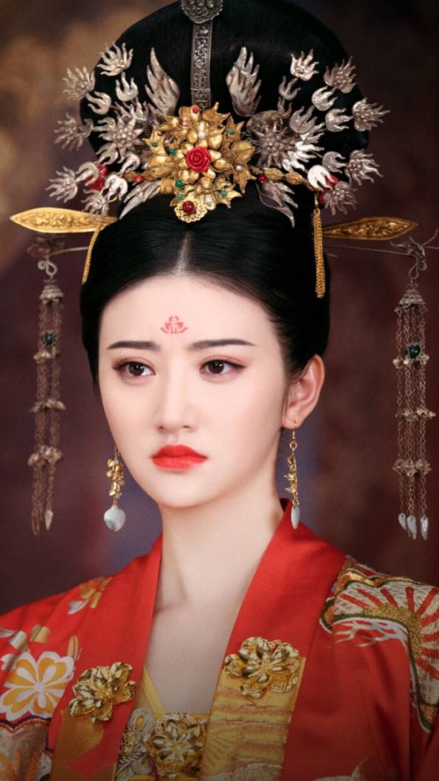 景甜在电视剧《大唐荣耀》中的嫁衣造型是非常惊艳的,景甜的皮肤本来