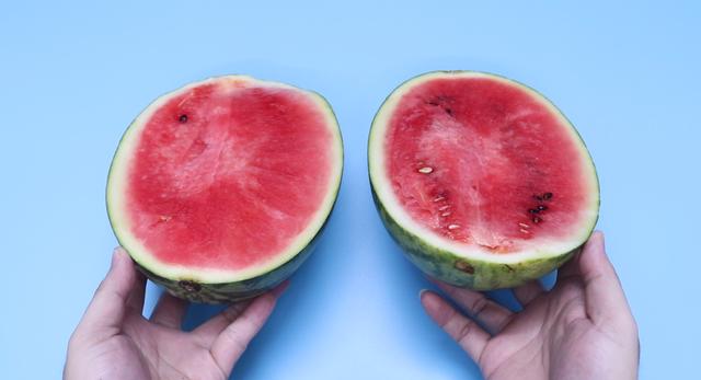 的目的也是为了刺激顾客消费,配上勺子的半边西瓜吃起来就会更加方便