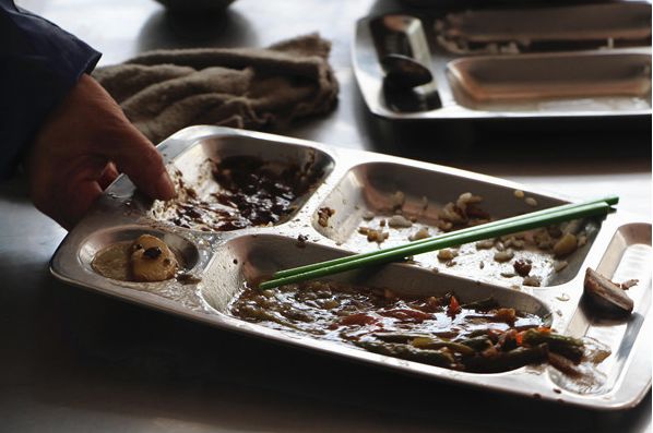 乞丐吃顾客剩下的饭菜,老板没赶他走,多年后变成老板贵人!