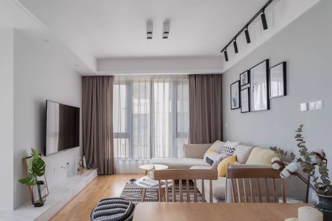 客厅不吊顶装上导轨灯时尚又高档