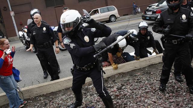 美国花样镇压示威民众!大棍子拿起猛揍示威者,暴乱中心废除警察