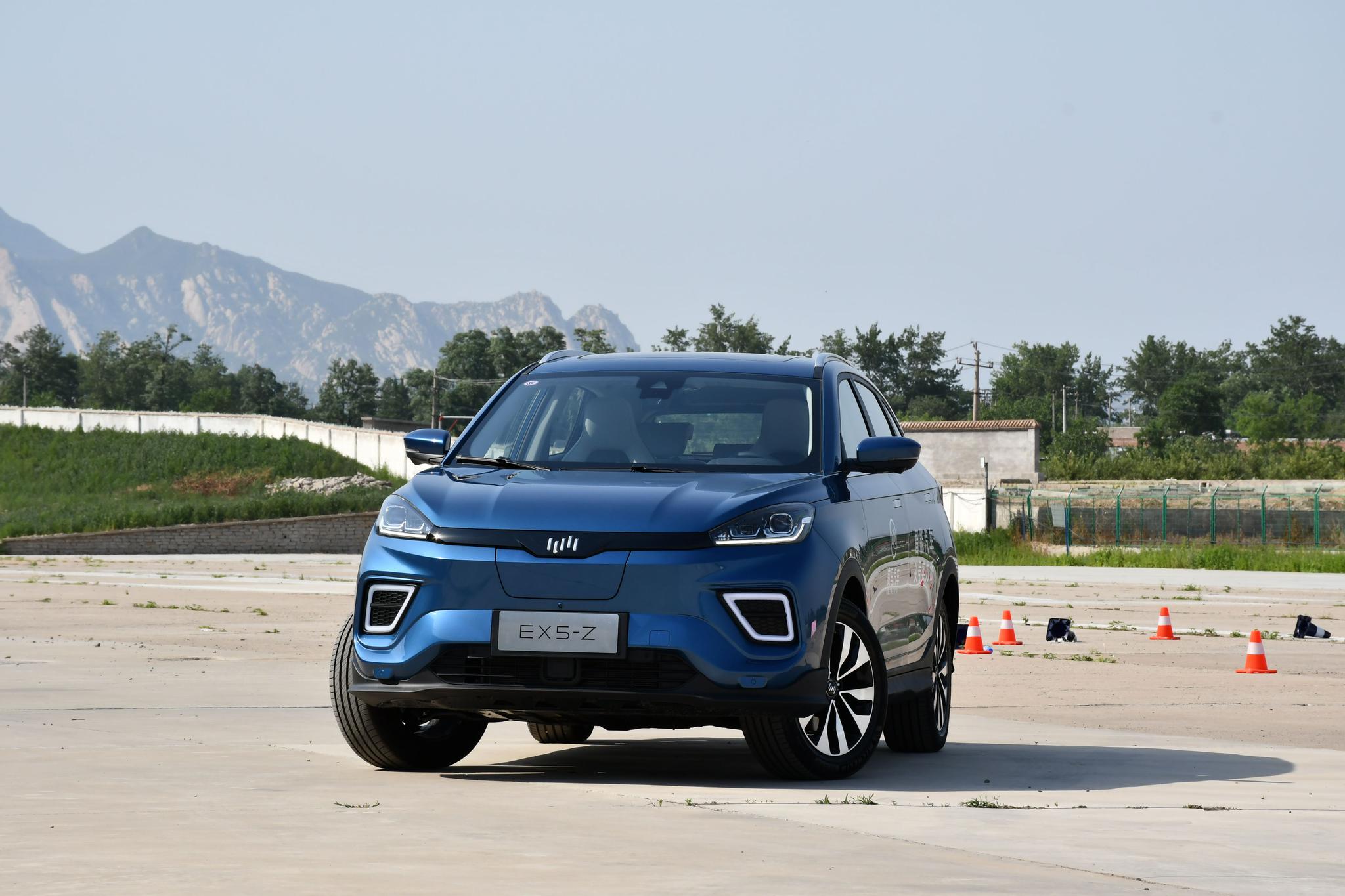 低调的中期改款,场地试驾威马ex5-z|试车