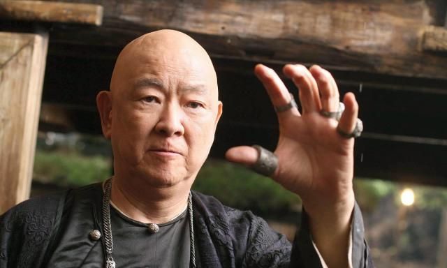 "嗜酒好斗"的王羽:两段婚姻皆成往事,76岁卖掉豪宅陪伴母亲