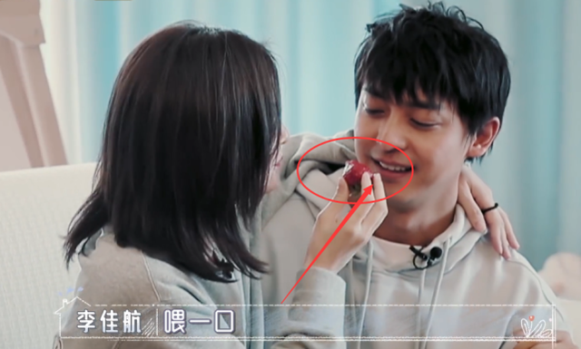 李晟拿咬过的草莓喂李佳航谁注意老公的吃法暴露夫妻真实感情