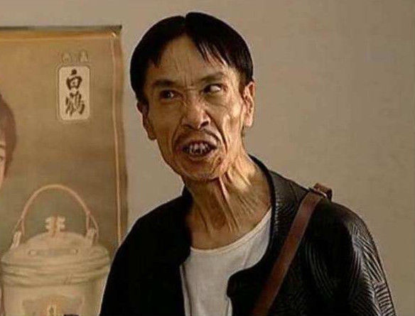 比如老演员颜冠英,演过很多丑角和汉奸,让大家印象最深刻的就是《地下