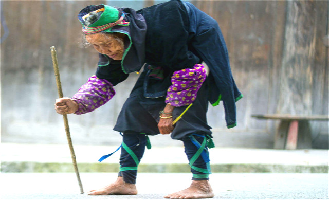 的工作就是面朝黄土背朝天,每天都有干不完的活,常年性的下地弯腰干活