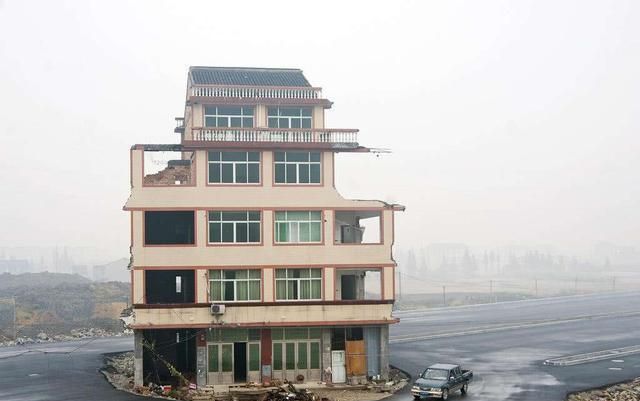 湖北"坚挺"钉子户,被断水断电住在深坑5年,如今怎么样了