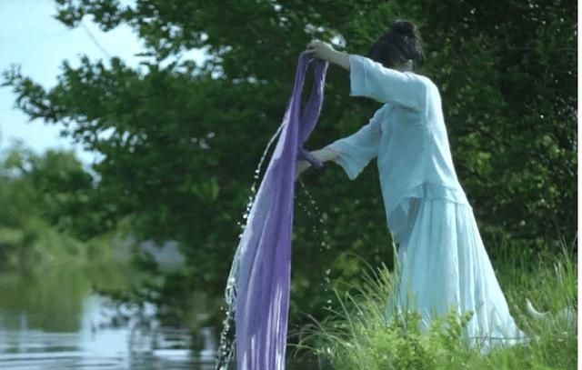 李子柒用"葡萄皮"给自己做裙子,看到成品真的跪了