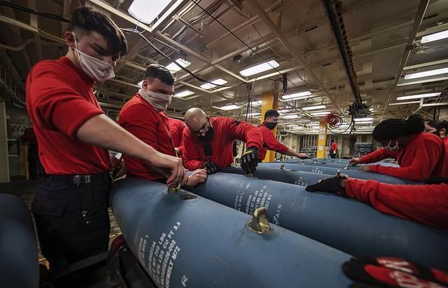 "福特"号航母最新运转照:弹药如何抵达飞行甲板 升降机很重要