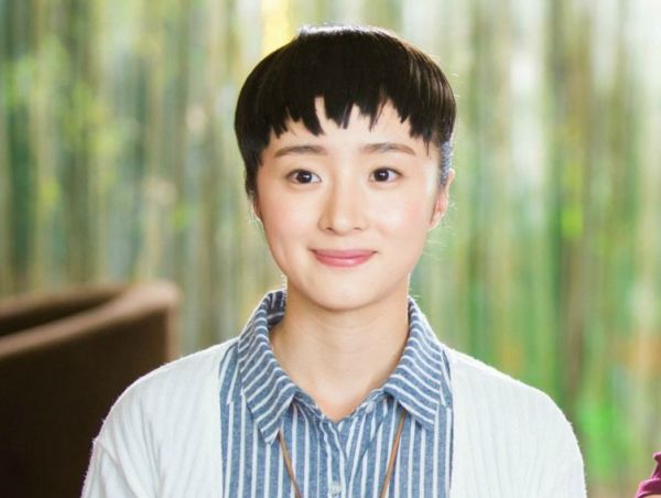 凭《旋风少女》爆红的胡冰卿,因颜值高自信走性感风,谁会不心动