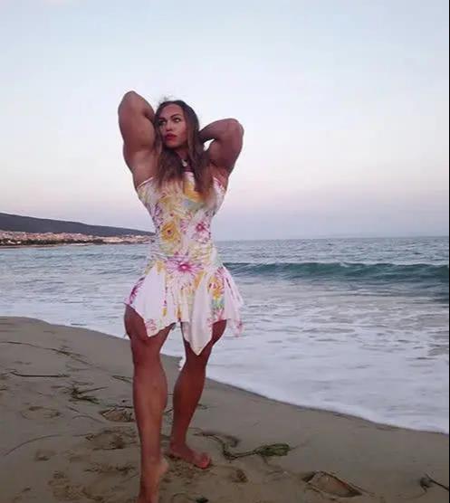 地表最强壮女人,能硬拉500斤,看完照片网友说:水泥做的吧?