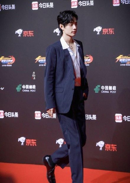 肖战复出即颜值巅峰西装大佬360度无死角男模衣架身姿太出众