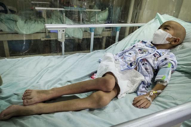 7岁男童被医生禁食30天仅剩27斤,向母亲讨口水喝却被残忍拒绝