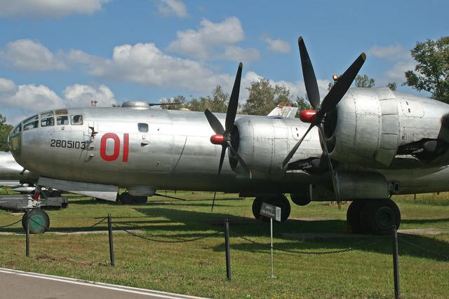 家的帮助下,苏联航空技术飞速发展,在轰炸机方面,很快推出了伊尔-28