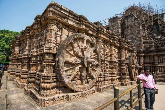 印度两千年神庙上的石雕,发现自行车,西方发明的?