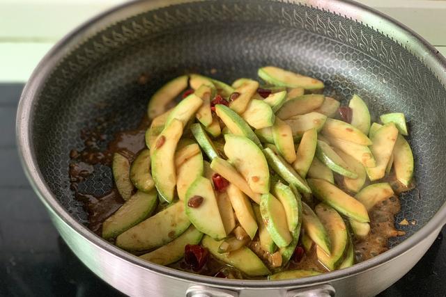 这瓜夏季正当时,炒一炒5分钟就能上桌,吃起来很下饭
