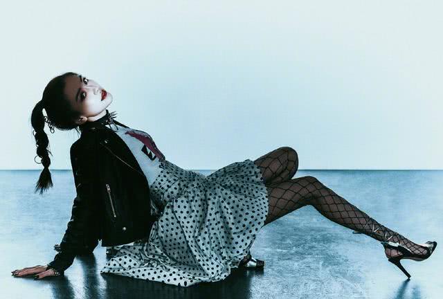 杨颖新封面好朋克,渔网丝袜"扯"开穿,戴鼻环叛逆又潇洒