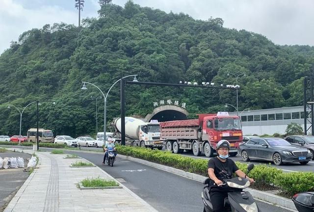 萧山通滨江的湘湖隧道最近总是"深红色"