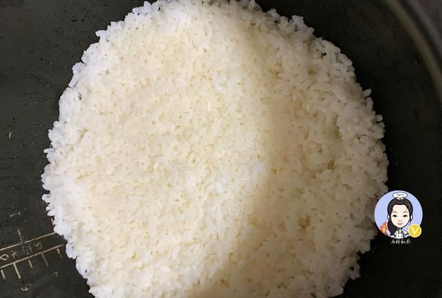 1,大米饭可以头一天晚上直接淘洗干净,稍加50克糯米混拌均匀后放入