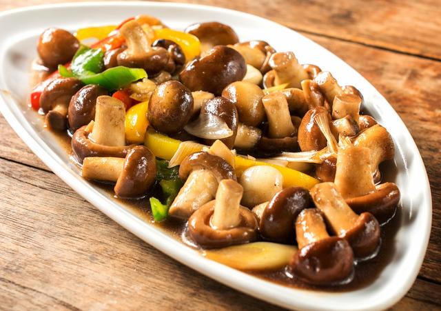 素食烧蘑菇,低脂低卡的美食,美味鲜香,增强抵抗力的美味家常菜