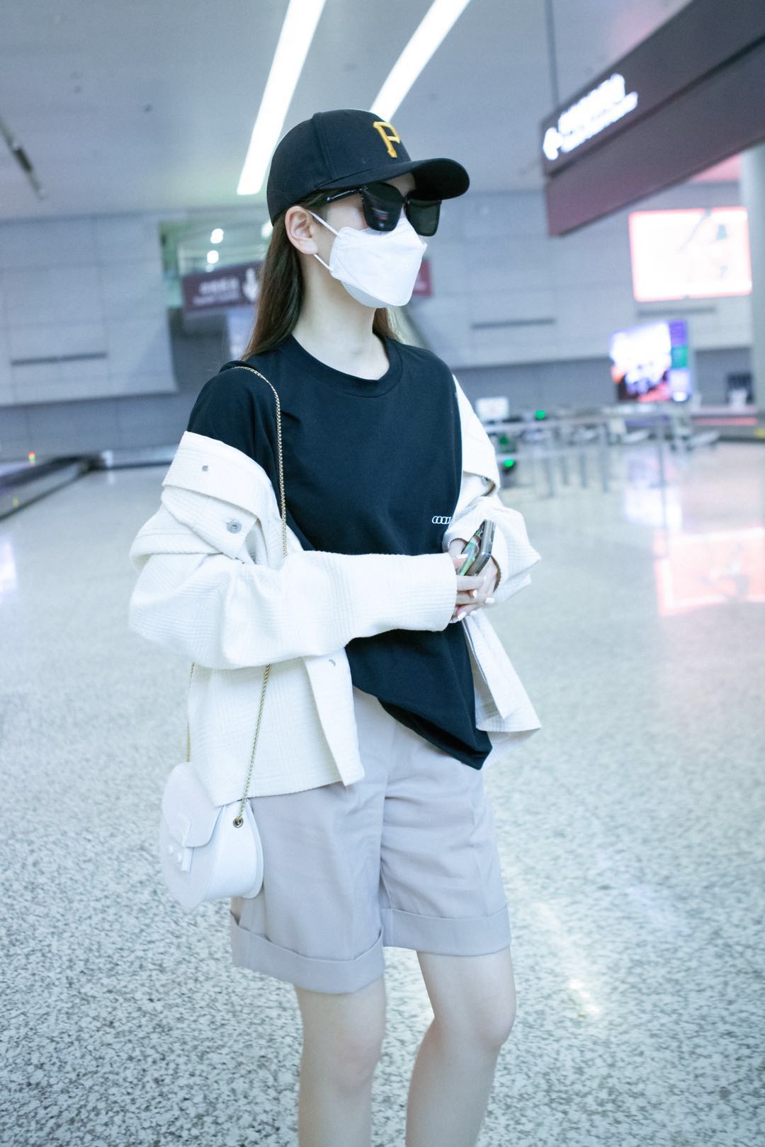 出行戴口罩也不影响美感,戚薇就是很好的时尚教科书!