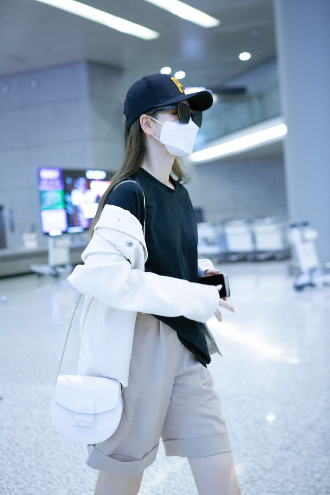 出行戴口罩也不影响美感,戚薇就是很好的时尚教科书!