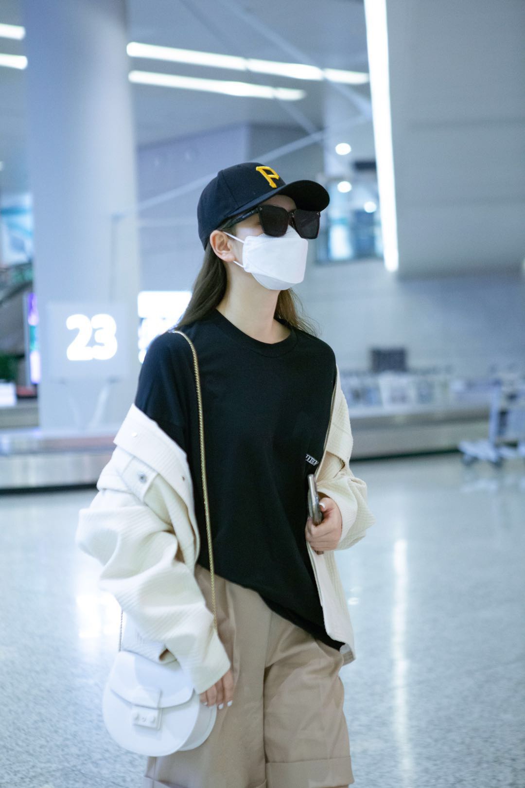 出行戴口罩也不影响美感戚薇就是很好的时尚教科书