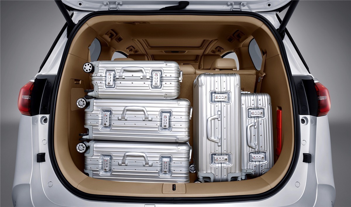 后备箱容积为521升,可放置3个26寸及2个24寸旅行箱,当放到第三排座椅