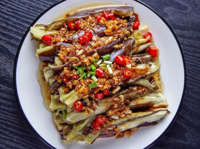 凉拌蒜泥茄子鲜香软糯不炒不炸家常凉菜这么吃美味又爽口