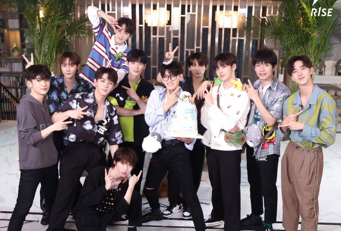 r1se在线直播,何洛洛空翻坐塌蛋糕遭怒怼:有钱就能糟蹋粮食?