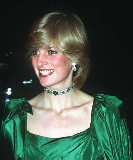 戴安娜生前的经典项链,被卡米拉改成胸针,却戴一次被人骂一次