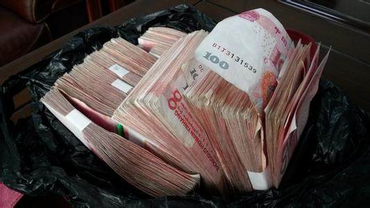 农民工捡到8万现金,为等失主错过末班车,失主的话让群众大怒!