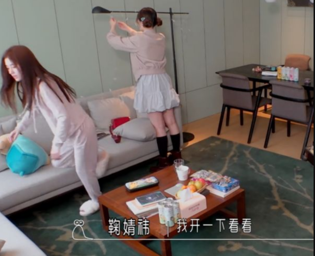 鞠婧祎闺蜜家中做客看到闺蜜的呆萌笑容后初恋的心动啊