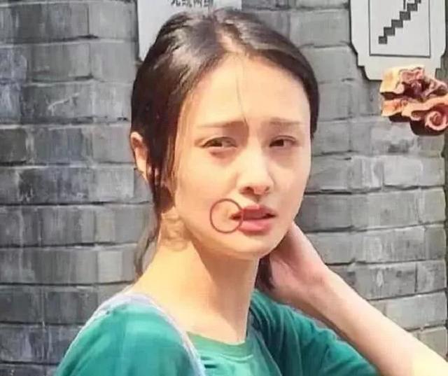 郑爽未修图撞脸赵雅芝,嘴歪法令纹深,这状态如何演《花千骨》?