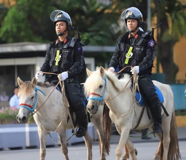 越南机动警察骑兵部队正式亮相,配备世界名枪