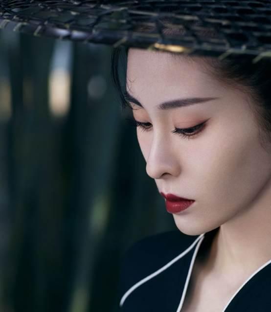 张碧晨只是个歌手杂志封面塑造侠女英姿又a又飒