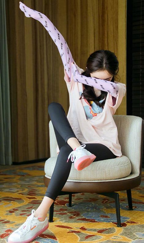 杨幂新造型又穿打底裤筷子腿勒不出一丝赘肉不愧是腿精